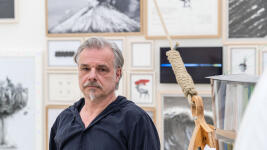 černický Portrét Jiřího Černického ve výstavě Západ Země ze Slunce foto Matěj Kania